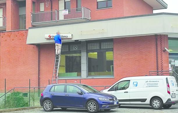 S.Ambrogio, addio bancomat: «Unicredit tolga almeno le commissioni»