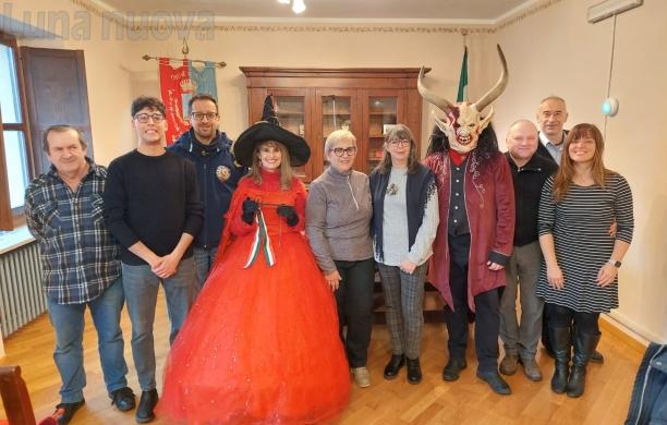 Reano, Carnevale salvato dal colorato albero delle mascherine