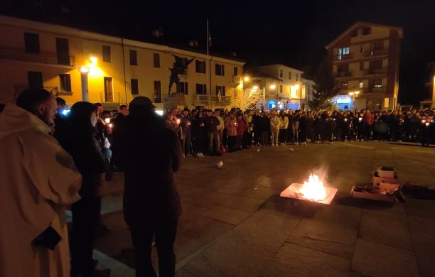 S.Antonino, candele nel silenzio: il grande abbraccio in una piazza di luce