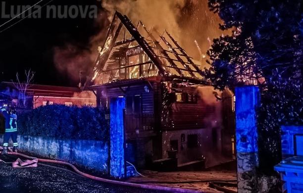 Trana, notte di fuoco: distrutta una villetta