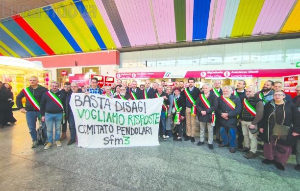 Oltre 30 sindaci "sul treno per il treno", ma Rfi li snobba