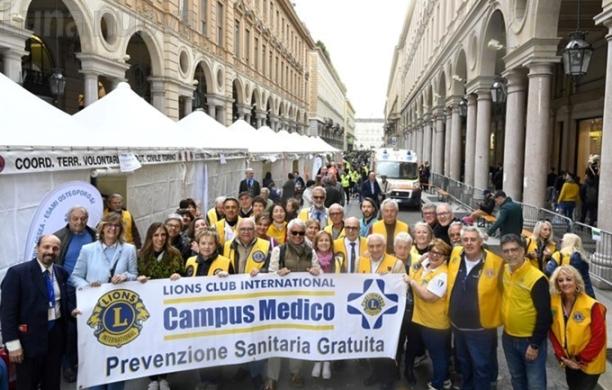 Pianezza, la piazza si trasforma in un ambulatorio a cielo aperto