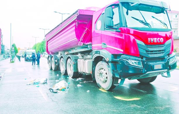 Rivoli, investita da un camion: 82enne in gravi condizioni