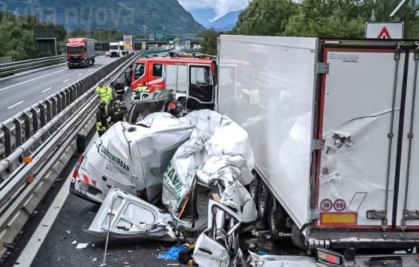 Furgone tampona un Tir sull’A32: autista miracolato