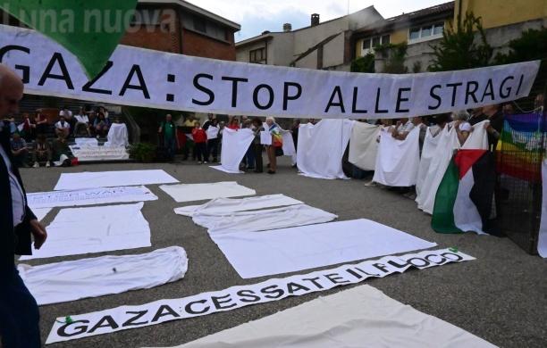 Sudari per Gaza: Rivoli e Collegno in piazza, lenzuola da 19 municipi in bassa valle