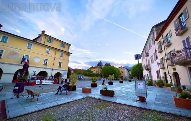 Avigliana, una troupe di Netflix cerca scorci d’Ottocento in piazza Conte Rosso