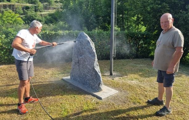 Mattie: rimossa la scritta sul monumento, gli alpini possono festeggiare