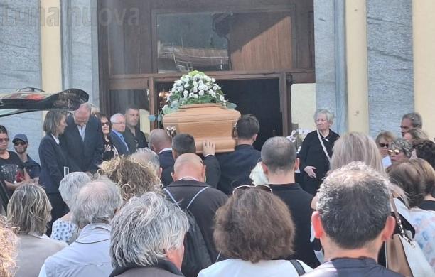 Folla a Bardonecchia per l'ultimo abbraccio a Franco Chiaffrino