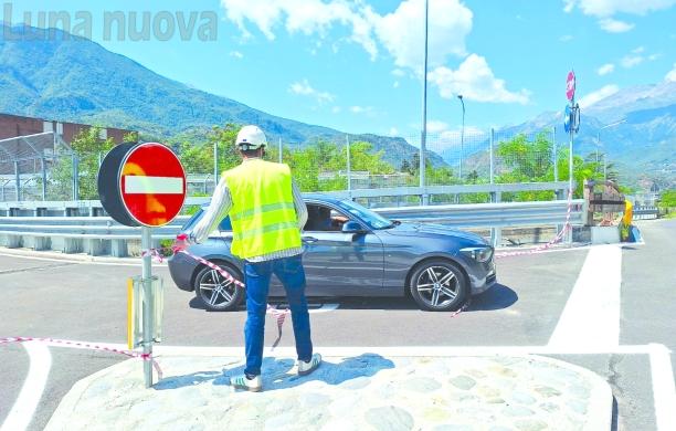 Susa: battesimo per la bretella Lidl, chiude il passaggio a livello