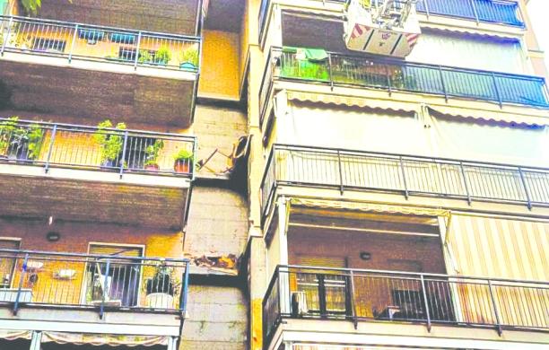 Collegno, paura a Savonera: un forte boato, poi il crollo nel palazzo