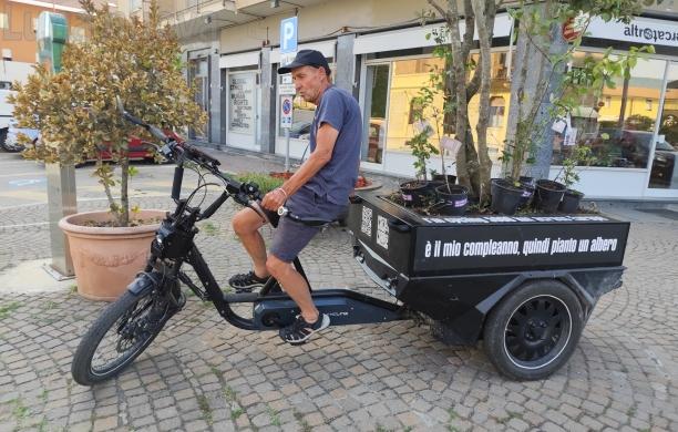 Dall'Olanda in bici a mezza Europa per donare tante piantine