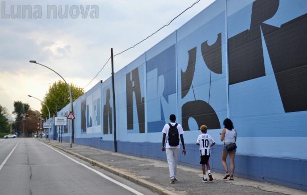 Grugliasco, Rosa Chemical ridà colore ad un muro di periferia