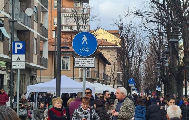 Collegno, porta una "cadegra" per cenare sul Viale