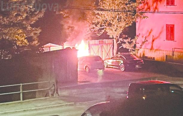 Bussoleno: tre auto in fiamme nel cortile