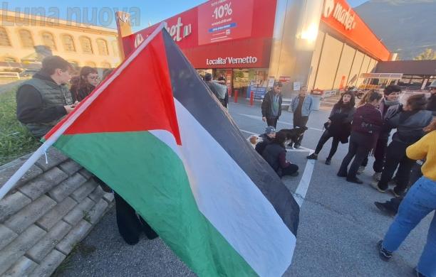 Sit-in pro Pal, bloccato il Carrefour