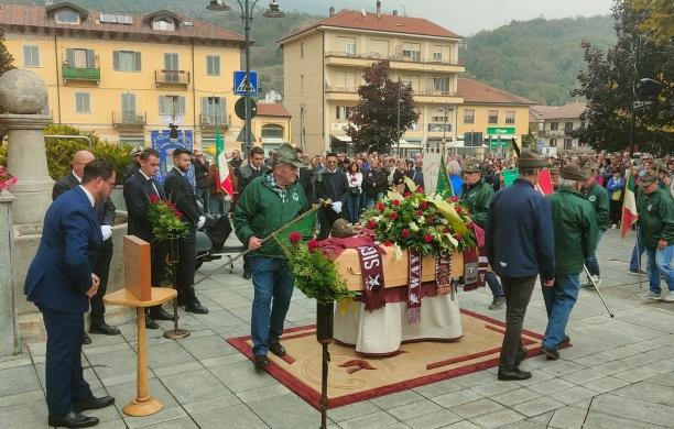 "Fratelli granata", Vespe, Alpini e Comune: il grande mondo di Enrico intorno a lui