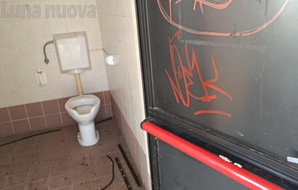 Villar Dora, bagni vandalizzati al parco: la parola alle telecamere