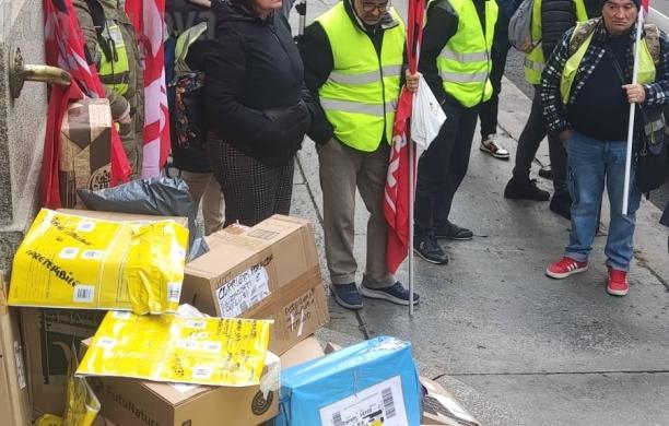 Grugliasco, addetti Postalcoop consegnano pacchi alle Poste