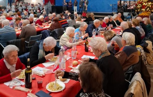 Collegno, 800 a tavola per il pranzo di Natale degli anziani