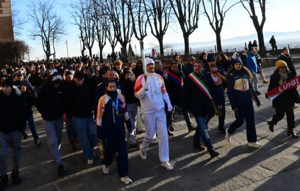 Rivoli, la fiaccola olimpica ai piedi del Castello
