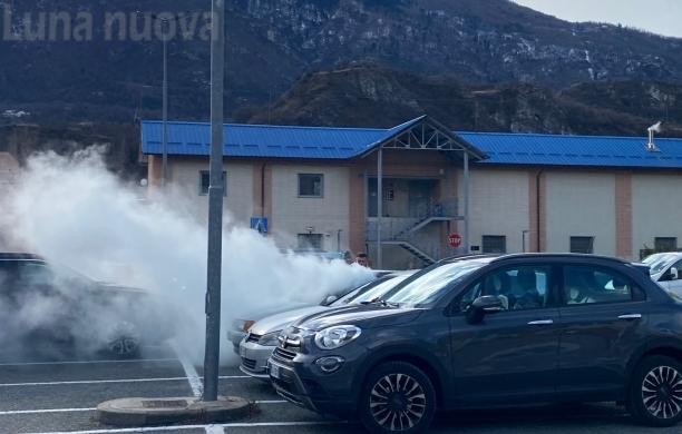 Susa, brucia un'auto nel piazzale Coop