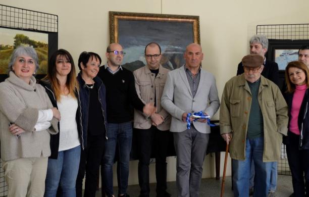 gli amministratori dei due Comuni con l’artista (Foto Rudi Allimondi )