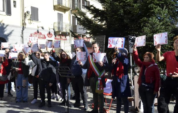 La manifestazione in piazza con associazioni, amministratori, cittadini e scolari (Foto Rudy Allimondi)