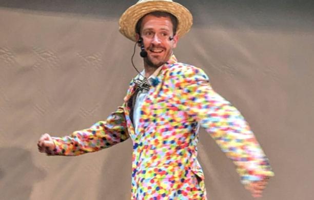 Avigliana, Lukelly balla per i bimbi: tip tap per il teatrino della scuola Picco 