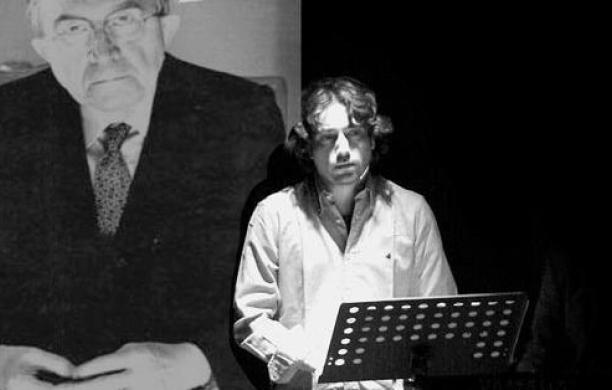 Giulio Cavalli in una scena dello spettacolo