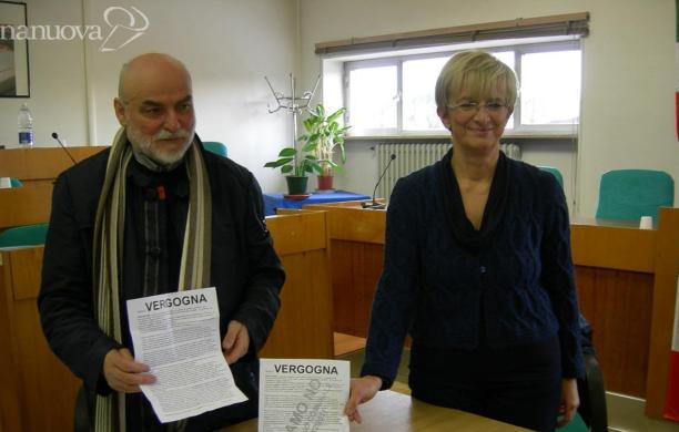 Sindaco e parroco mostrano i volantini