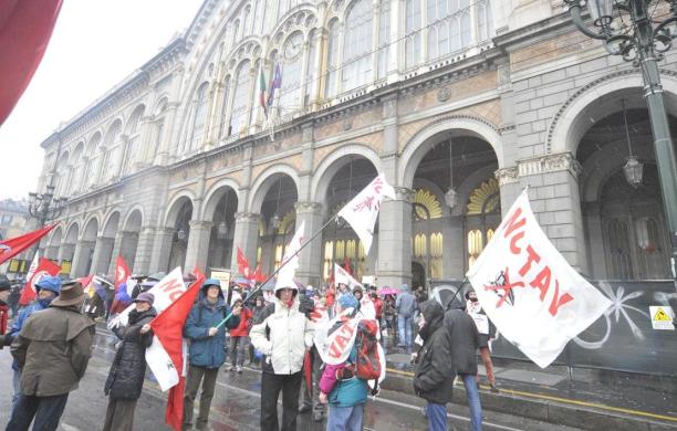 No Tav bloccano Porta Nuova