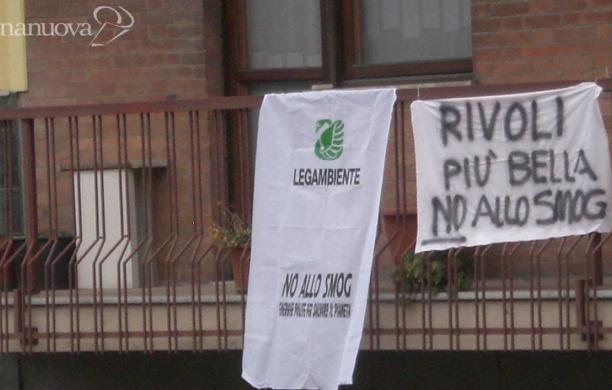 Tornano le lenzuola acchiappasmog in corso Susa