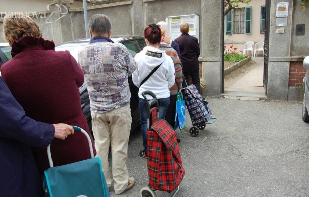 Sempre più poveri in fila di fronte alle parrocchie