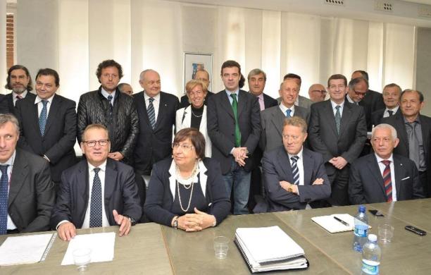 Foto di gruppo dei manager delle federazioni sanitarie piemontesi con il presidente CotaCon le braciia conserte, Giorgio Rabino