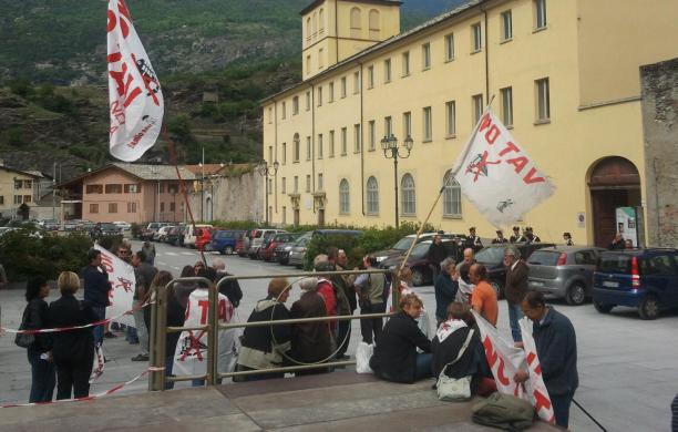 Piano sviluppo: Confindustria incontra i sindaci, fuori le bandiere No Tav