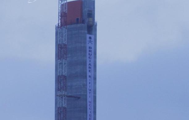 Striscione sul camino dell'inceneritore
