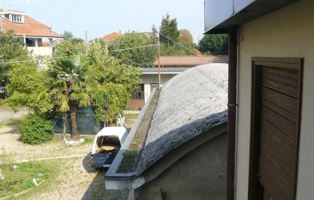 Si sfalda il tetto di amianto vicino a case e scuola