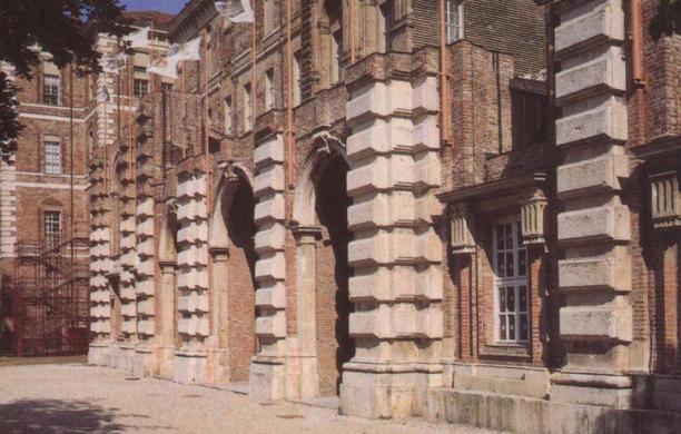 Via le auto dal piazzale del Castello