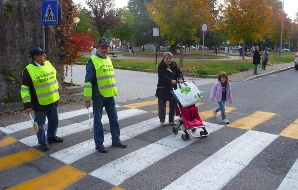 I nonni vigili riprendono il servizio di fronte alle scuole