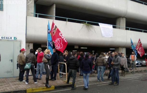Scioperano le cassiere e il Carrefour delle Gru va in tilt