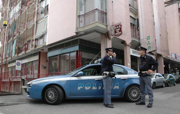 Accoltella l'ex rivale in amore