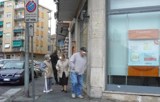 Salta il bancomat e saltano anche le auto vicine