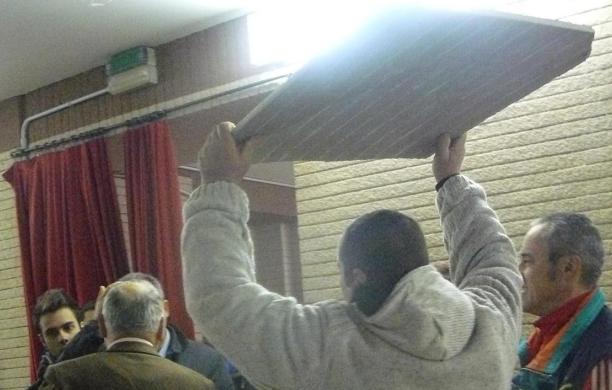 Cadono altri pannelli dal soffitto dell'istituto Romero