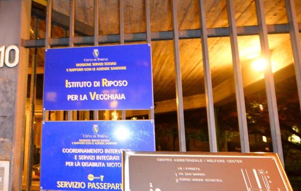 Si uccide sulla bara della moglie