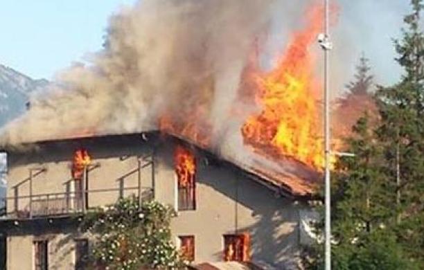 Una casa in fiamme davanti alle Baite