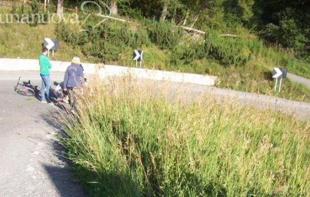 Ciclista finisce fuori strada a San Sicario