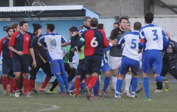 Alpignano-Pianezza, prima il calcio e poi la rissa