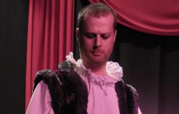 "Aspettate un attimo": ridere con il teatro nel teatro di Davide Gastaldo 