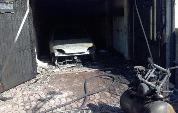 Brucia l'auto in garage, casa inagibile