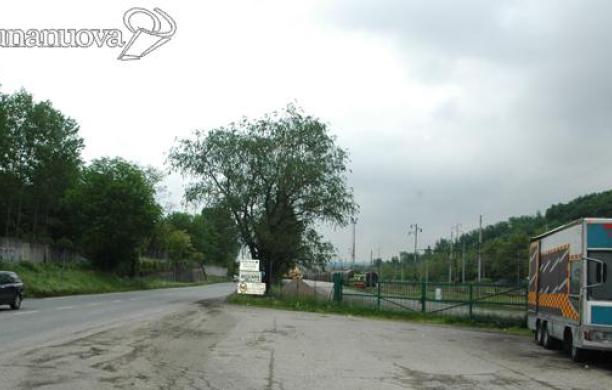 Si sdraia sul cofano dell'auto in marcia: lo scherzo tra amici finisce al Cto